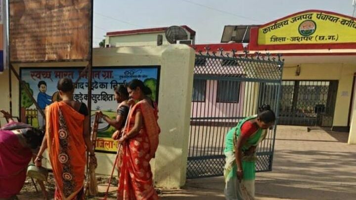 जनपद पंचायत बगीचा में किया स्वच्छता श्रमदान