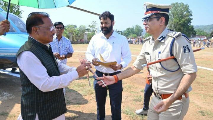 मुख्यमंत्री श्री विष्णुदेव साय का बगीचा हेलीपैड पर हुआ आत्मीय स्वागत