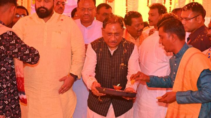 मुख्यमंत्री श्री विष्णुदेव साय बगीचा में आयोजित श्री हरि अखंड संकीर्तन नाम यज्ञ में हुए शामिल,महाकुल यादव समाज बगीचा में वृंदावन भवन के विस्तार के लिए 50 लाख रुपए देने की घोषणा की