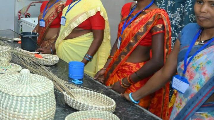 सहायता समूह की महिलाओं को बनाया जा रहा आत्मनिर्भर