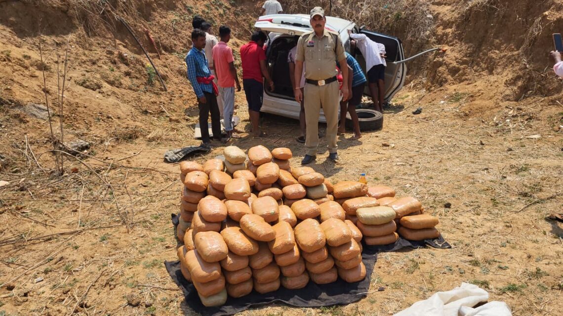 गांजा तस्कर पर जशपुर पुलिस का बड़ा प्रहार,जशपुर पुलिस ने लगभग 80 लाख रूपए कीमत के 1 क्विंटल 83 किलो अवैध मादक पदार्थ गांजा सहित एक आरोपी को लिया हिरासत में, गांजा तस्कर पर जशपुर पुलिस का बड़ा प्रहार,जशपुर पुलिस ने लगभग 80 लाख रूपए कीमत के 1 क्विंटल 83 किलो अवैध मादक पदार्थ गांजा सहित एक आरोपी को लिया हिरासत में,
