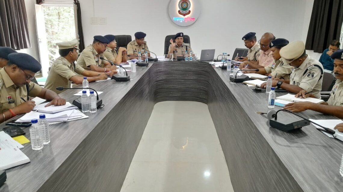 सुशासन तिहार-2025 के मद्देनजर एसएसपी ने दिये माहततों को दिये कड़े निर्देश, प्राप्त आवेदनों का 02 सप्ताह में करें निराकरण,अपराध समीक्षा बैठक पर एसएसपी शशि मोहन सिंह ने अनुविभागवार ली बैठक, सभी लंबित पुराने मामलों की बिन्दुवार समीक्षा की गई, शत प्रतिशत निराकरण हेतु विवेचकों को सचेत किया गया,ClickSafe का कार्यक्रम अपने-अपने थाना क्षेत्रों के ग्रामों में चलाने हेतु दिए निर्देश, सुशासन तिहार-2025 के मद्देनजर एसएसपी ने दिये माहततों को दिये कड़े निर्देश, प्राप्त आवेदनों का 02 सप्ताह में करें निराकरण,अपराध समीक्षा बैठक पर एसएसपी शशि मोहन सिंह ने अनुविभागवार ली बैठक, सभी लंबित पुराने मामलों की बिन्दुवार समीक्षा की गई, शत प्रतिशत निराकरण हेतु विवेचकों को सचेत किया गया,ClickSafe का कार्यक्रम अपने-अपने थाना क्षेत्रों के ग्रामों में चलाने हेतु दिए निर्देश,