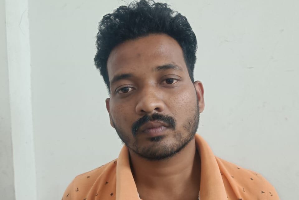 युवती से दुष्कर्म के मामले में, जशपुर पुलिस ने सूचना के 24 घंटे के अन्दर किया आरोपी को गिरफ्तार युवती से दुष्कर्म के मामले में, जशपुर पुलिस ने सूचना के 24 घंटे के अन्दर किया आरोपी को गिरफ्तार
