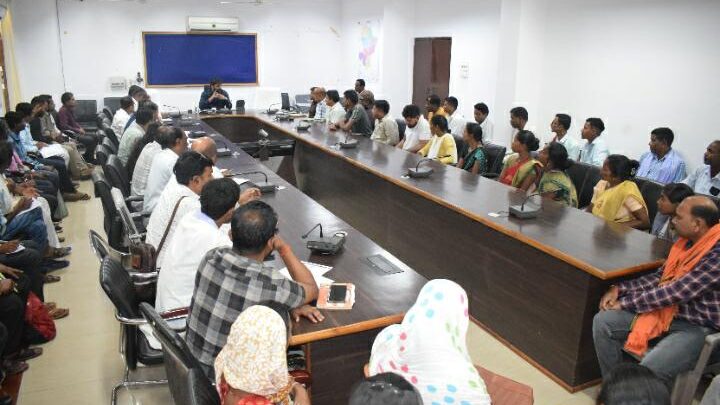 कलेक्टर ने जनदर्शन में सुनी आमजनों की समस्याएं प्राप्त आवेदनों को प्राथमिकता के साथ शीघ्र निराकरण करने के दिए निर्देश