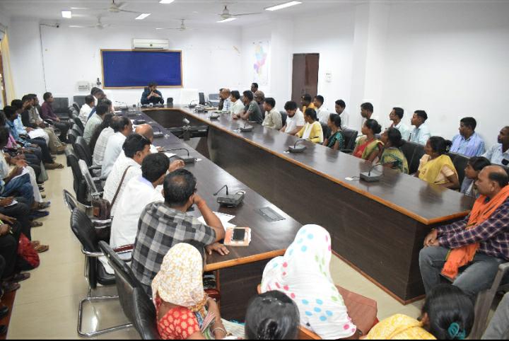 कलेक्टर ने जनदर्शन में सुनी आमजनों की समस्याएं प्राप्त आवेदनों को प्राथमिकता के साथ शीघ्र निराकरण करने के दिए निर्देश कलेक्टर ने जनदर्शन में सुनी आमजनों की समस्याएं प्राप्त आवेदनों को प्राथमिकता के साथ शीघ्र निराकरण करने के दिए निर्देश