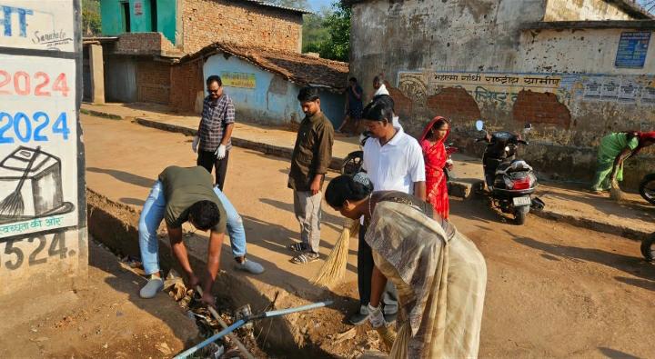 स्वच्छता श्रमदान मनोरा में बाजार परिसर से चौक तक किया गया साफ-सफाई श्रमदान से सफाई कर दिया गया स्वच्छता का संदेश
