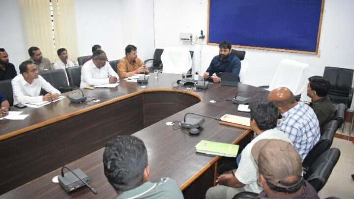 कलेक्टर ने राशन कार्डधारी हितग्राहियों को हर माह समय पर राशन वितरण करने के दिए निर्देश शासन का वित्तीय नुकसान और चावल की हेराफेरी करने वाले पर होगी कार्रवाई कलेक्टर ने उचित मूल्य दुकानदारों की शंका समस्याओं का भी समाधान किया कलेक्टर ने फूड इंस्पेक्टर और उचित मूल्य दुकानदारों के संचालकों ली समीक्षा बैठक
