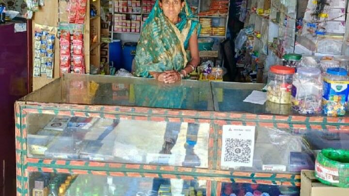 सफलता की कहानी करडेगा की मालती गुप्ता आत्मनिर्भर होकर बनी लखपति दीदी ग्रामीण क्षेत्र में रहकर अपने गावों में बनी एक मिसाल कपड़ा और किराना दुकान का कर रही व्यवसाय सालाना 2 लाख रुपए तक कर रही आमदनी
