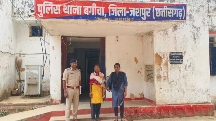 ऑपरेशन मुस्कान के तहत जशपुर पुलिस ने तीन बच्चियों को सकुशल बरामद कर, लौटाई परिजनों के चेहरे पर मुस्कान, थाना बगीचा क्षेत्रांतर्गत दो नाबालिक बच्चियों व थाना नारायणपुर क्षेत्रांतर्गत एक नाबालिक बच्ची को ढूंढ सकुशल किया परिजनों के सुपुर्द,बगीचा क्षेत्रांतर्गत मामले में आरोपिया, दो नाबालिक बच्चियों को बहला फुसलाकर ले गई थी अपने साथ, लगवा दिया था लेबर काम में पुलिस ने गिरफ्तार कर भेजा, जेल
