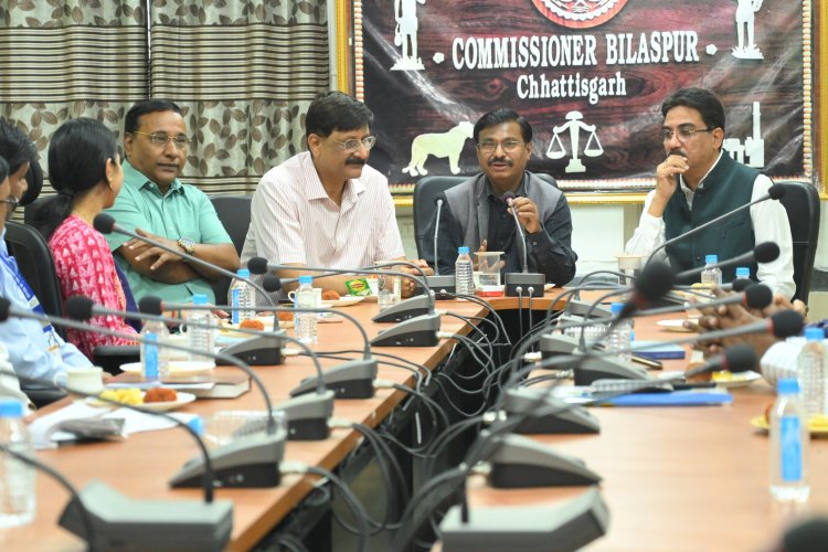 बिलासपुर संभाग के नए कमिश्नर सुनील जैन ने कार्यभार किया ग्रहण,2009 बैच के हैं IAS अधिकारी,निवर्तमान कमिश्नर महादेव कावरे की बिदाई बिलासपुर संभाग के नए कमिश्नर सुनील जैन ने कार्यभार किया ग्रहण,2009 बैच के हैं IAS अधिकारी,निवर्तमान कमिश्नर महादेव कावरे की बिदाई