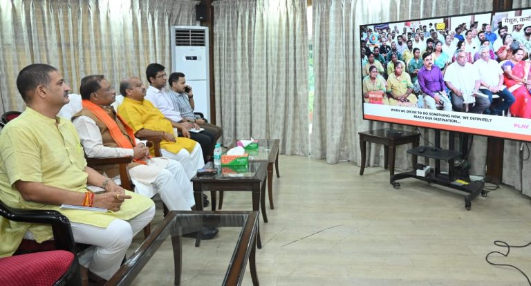 दंतेवाड़ा विज्ञान केंद्र की प्रधानमंत्री ने की सराहना,मुख्यमंत्री ने जनप्रतिनिधियों और अधिकारियों के साथ सुनी ‘मन की बात’ दंतेवाड़ा विज्ञान केंद्र की प्रधानमंत्री ने की सराहना,मुख्यमंत्री ने जनप्रतिनिधियों और अधिकारियों के साथ सुनी ‘मन की बात’