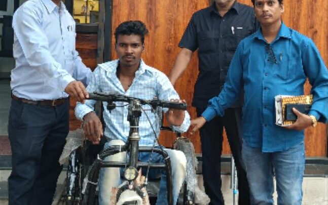 मुख्यमंत्री कैंप कार्यालय में निशक्त हेरालाल राम को प्रदान किया गया मोटराइज ट्राई सायकल और वैशाखी खुशी जाहिर कर मुख्यमंत्री श्री विष्णुदेव साय को दिया धन्यवाद