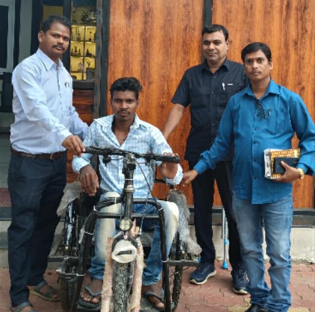 मुख्यमंत्री कैंप कार्यालय में निशक्त हेरालाल राम को प्रदान किया गया मोटराइज ट्राई सायकल और वैशाखी खुशी जाहिर कर मुख्यमंत्री श्री विष्णुदेव साय को दिया धन्यवाद मुख्यमंत्री कैंप कार्यालय में निशक्त हेरालाल राम को प्रदान किया गया मोटराइज ट्राई सायकल और वैशाखी खुशी जाहिर कर मुख्यमंत्री श्री विष्णुदेव साय को दिया धन्यवाद
