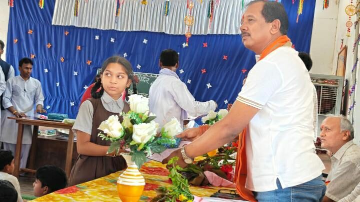शिक्षा समाज के विकास का मूलमंत्र जिला पंचायत अध्यक्ष श्री सालिक साय सरस्वती शिशु मंदिर कांसाबेल में धूमधाम से मनाया गया वार्षिक उत्सव वार्षिक परीक्षा परिणाम की हुई घोषणा, मेधावी छात्रों को किया गया सम्मानित