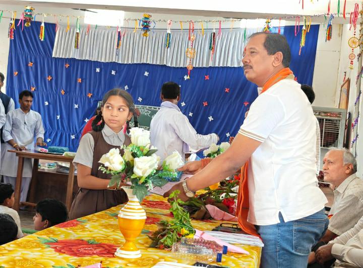 शिक्षा समाज के विकास का मूलमंत्र जिला पंचायत अध्यक्ष श्री सालिक साय सरस्वती शिशु मंदिर कांसाबेल में धूमधाम से मनाया गया वार्षिक उत्सव वार्षिक परीक्षा परिणाम की हुई घोषणा, मेधावी छात्रों को किया गया सम्मानित