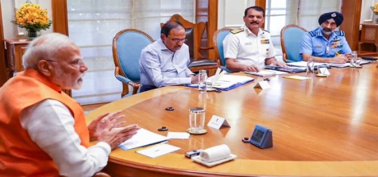 पहलगाम हमला पर PM मोदी की दो टूक-आतंकवाद को कुचलना हमारा राष्ट्रीय संकल्प, हाई लेवल मीटिंग में PM ने तीनों सेना प्रमुखों को दी खुली छूट पहलगाम हमला पर PM मोदी की दो टूक-आतंकवाद को कुचलना हमारा राष्ट्रीय संकल्प, हाई लेवल मीटिंग में PM ने तीनों सेना प्रमुखों को दी खुली छूट