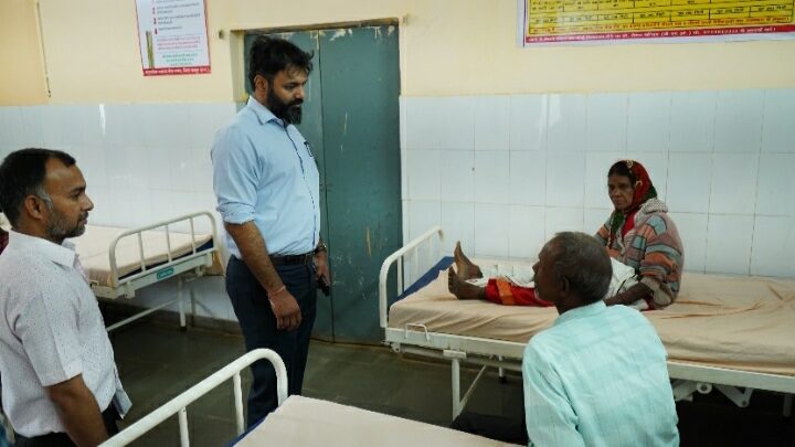 कलेक्टर ने मनोरा सामुदायिक स्वास्थ्य केंद्र का किया निरीक्षण मरीजों से चर्चा करके सुविधाओं की ली जानकारी जिन मरीजों का आयुष्मान कार्ड नहीं बना है उनका कार्ड बनवाने के निर्देश
