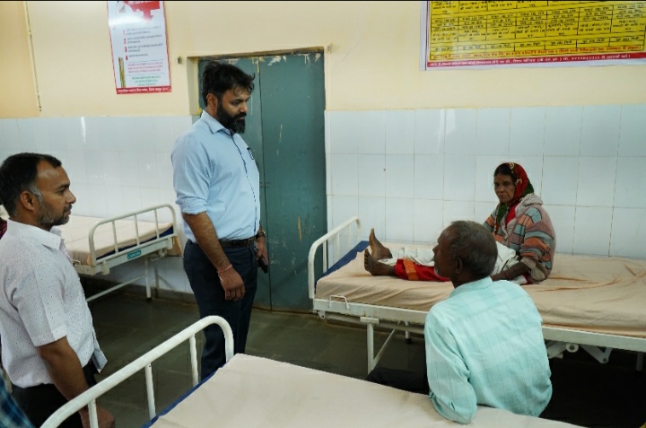 कलेक्टर ने मनोरा सामुदायिक स्वास्थ्य केंद्र का किया निरीक्षण मरीजों से चर्चा करके सुविधाओं की ली जानकारी जिन मरीजों का आयुष्मान कार्ड नहीं बना है उनका कार्ड बनवाने के निर्देश कलेक्टर ने मनोरा सामुदायिक स्वास्थ्य केंद्र का किया निरीक्षण मरीजों से चर्चा करके सुविधाओं की ली जानकारी जिन मरीजों का आयुष्मान कार्ड नहीं बना है उनका कार्ड बनवाने के निर्देश