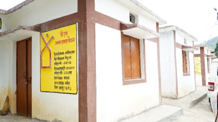 कलेक्टर और जिला पंचायत सीईओ विशेष पिछड़ी जनजाति पहाड़ी कोरवा बस्ती छतौरी पहुंचे परिजनों से मुलाकात करके पानी, बिजली , बच्चों की शैक्षणिक गतिविधियों और स्वास्थ्य सुविधाओं की ली जानकारी 16 विशेष पिछड़ी जनजाति पहाड़ी कोरवा परिवारों को मिला पक्का आवास जगतपाल बिलासपुर में प्रधानमंत्री से भी कर चुका है मुलाकात