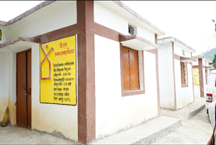 कलेक्टर और जिला पंचायत सीईओ विशेष पिछड़ी जनजाति पहाड़ी कोरवा बस्ती छतौरी पहुंचे परिजनों से मुलाकात करके पानी, बिजली , बच्चों की शैक्षणिक गतिविधियों और स्वास्थ्य सुविधाओं की ली जानकारी 16 विशेष पिछड़ी जनजाति पहाड़ी कोरवा परिवारों को मिला पक्का आवास जगतपाल बिलासपुर में प्रधानमंत्री से भी कर चुका है मुलाकात