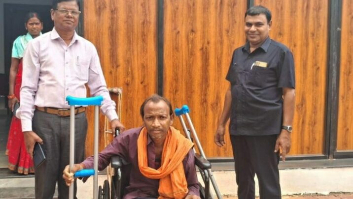 मुख्यमंत्री कैंप कार्यालय में निशक्त लूखनू राम को प्रदान किया गया व्हील चेयर और वैशाखी खुशी जाहिर कर मुख्यमंत्री श्री विष्णुदेव साय को दिया धन्यवाद