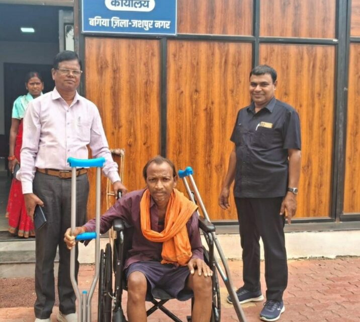 मुख्यमंत्री कैंप कार्यालय में निशक्त लूखनू राम को प्रदान किया गया व्हील चेयर और वैशाखी खुशी जाहिर कर मुख्यमंत्री श्री विष्णुदेव साय को दिया धन्यवाद मुख्यमंत्री कैंप कार्यालय में निशक्त लूखनू राम को प्रदान किया गया व्हील चेयर और वैशाखी खुशी जाहिर कर मुख्यमंत्री श्री विष्णुदेव साय को दिया धन्यवाद