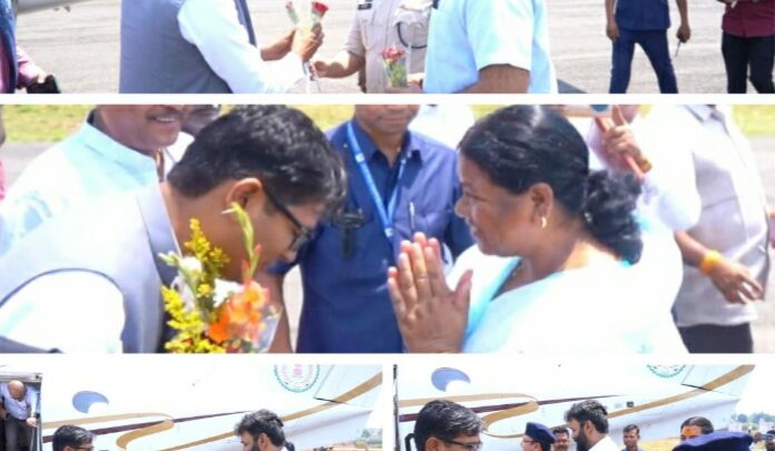वित्त मंत्री और जिले के प्रभारी मंत्री श्री ओपी चौधरी का आगडीह हवाई पट्टी में किया गया आत्मीय स्वागत