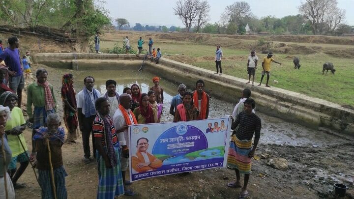 बगीचा में ग्रामवासियों के सहयोग से श्रमदान कर तालाब की गई सफाई जल संरक्षण संवर्धन के तहत जल बचाने की अपील