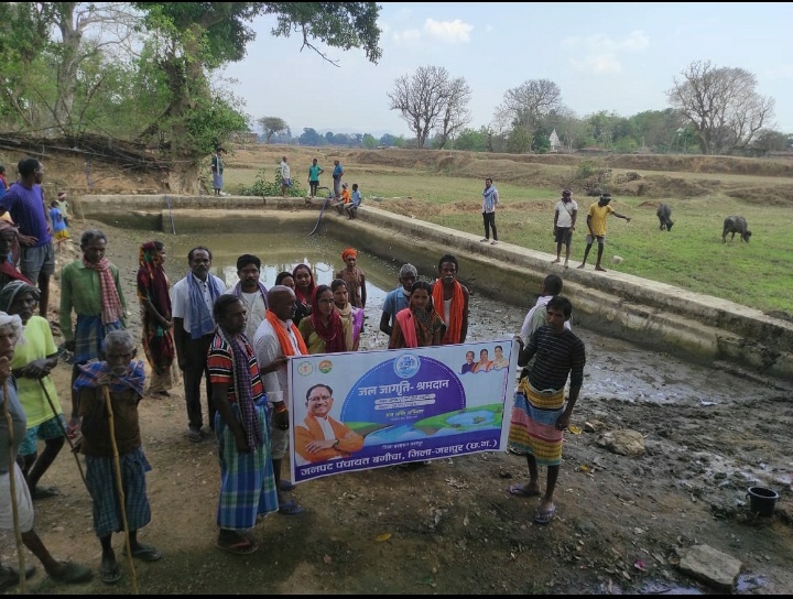 बगीचा में ग्रामवासियों के सहयोग से श्रमदान कर तालाब की गई सफाई जल संरक्षण संवर्धन के तहत जल बचाने की अपील बगीचा में ग्रामवासियों के सहयोग से श्रमदान कर तालाब की गई सफाई जल संरक्षण संवर्धन के तहत जल बचाने की अपील