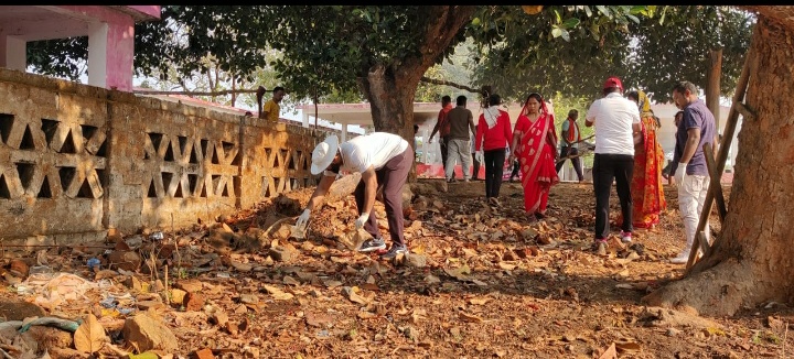 जनप्रतिनिधियों, कलेक्टर और ग्रामवासियों ने श्रमदान कर ग्राम करडे़गा बाजारडांड की साफ सफाई की कलेक्टर ने कहा गांव स्वच्छ और सुंदर रहेगा तो नहीं फैलेगी बीमारी