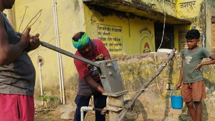 बिगड़े हुए हैण्ड पम्पों के  किया जा रहा संधारण
