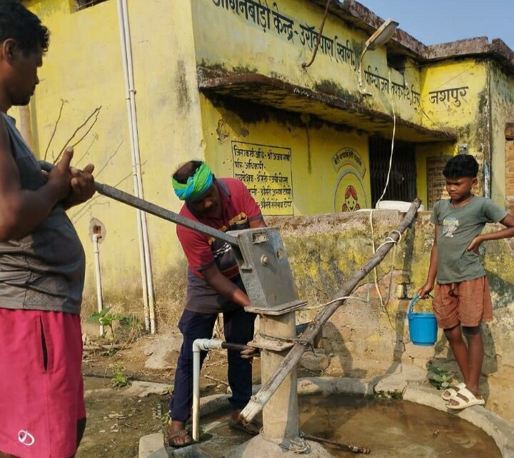बिगड़े हुए हैण्ड पम्पों के किया जा रहा संधारण बिगड़े हुए हैण्ड पम्पों के किया जा रहा संधारण