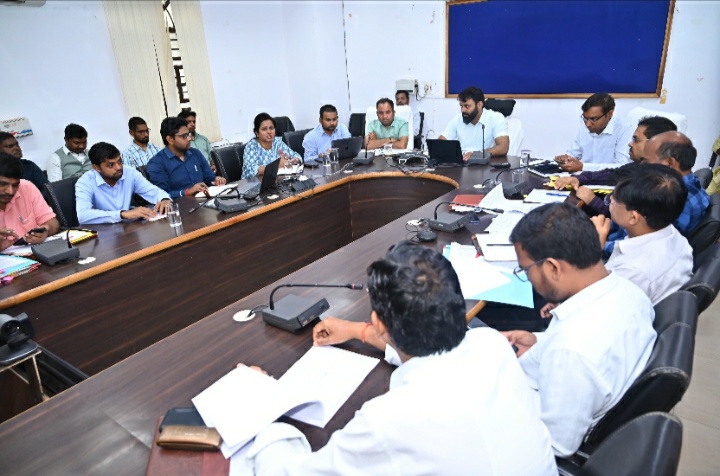 प्रधानमंत्री आवास योजना में लापरवाही बरतने पर होगी कड़ी कार्रवाई-कलेक्टर श्री व्यास दिव्यांग, वृद्धजनों, असाहय, चलने फिरने में असमर्थ, बीमार व्यक्तियों को बीसी सखी उनके घर जाकर करेंगे पेंशन का भुगतान समय-सीमा के भीतर आवास पूर्ण करने वाले हितग्राहियों को किया जाएगा सम्मानित