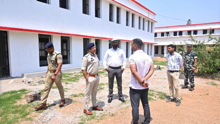 कलेक्टर और एस एस पी ने जिला जेल का किया आकस्मिक निरीक्षण बंदियों से बात करके उनकी समस्याओं की भी जानकारी ली मोबाइल, नशीली पदार्थ और अवैध समान नहीं रखने की सख्त हिदायत दी गई भोजन की गुणवत्ता का विशेष ध्यान रखने के निर्देश जिस तारीख में बंदियों का पेशी है तो पूरी सुरक्षा के साथ ले जाने के निर्देश कलेक्टर और एस एस पी ने बंदियों को ईद और चैत्र नवरात्रि की दी शुभकामनाएं