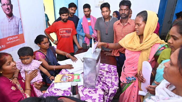 जिला के सभी ग्राम पंचायत और नगरीय निकाय में मनाया जा रहा ’‘सुशासन तिहार‘‘ आम नागरिक सुशासन तिहार स्थल में पहुंचकर समाधान पेटी में डाल रहे अपनी शिकायतें और समस्याएं