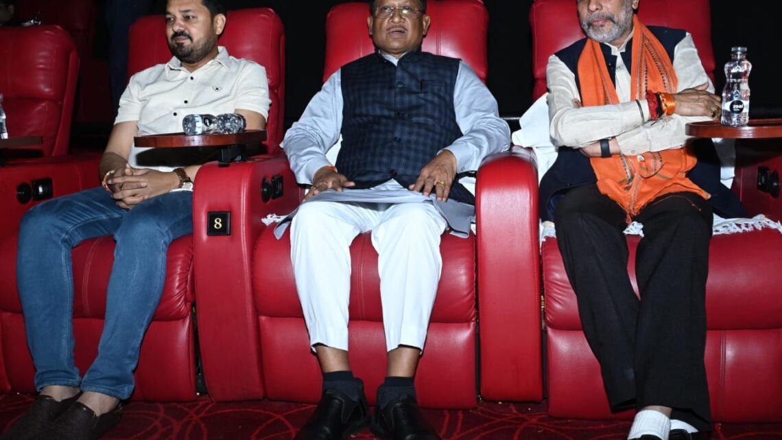मुख्यमंत्री ने मैग्नेटो मॉल में देखी छत्तीसगढ़ी फिल्म ‘सुहाग’, बोले, छत्तीसगढ़ की संस्कृति और पारिवारिक मूल्यों का सजीव चित्रण मुख्यमंत्री ने मैग्नेटो मॉल में देखी छत्तीसगढ़ी फिल्म ‘सुहाग’, बोले, छत्तीसगढ़ की संस्कृति और पारिवारिक मूल्यों का सजीव चित्रण