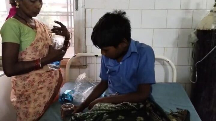 65 बच्चों की तबीयत बिगड़ी, छिपकली गिरी मध्याह्न भोजन बच्चों को परोसा, अस्पताल में चल रहा ईलाज