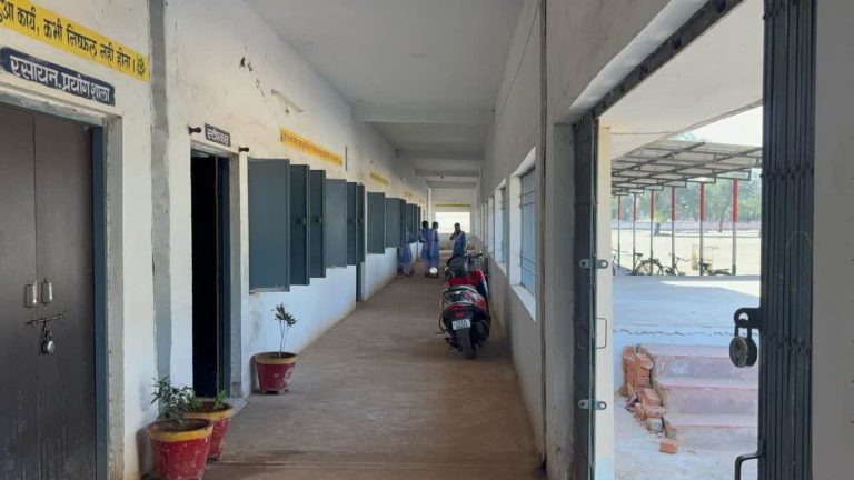 BEO पर कार्रवाई: रंगीनमिजाजी पड़ गयी भारी, बीईओ को पद से हटाया गया, महिला शिक्षिका के साथ स्कूल में पार्टी और महंगे गिफ्ट मामले में. BEO पर कार्रवाई: रंगीनमिजाजी पड़ गयी भारी, बीईओ को पद से हटाया गया, महिला शिक्षिका के साथ स्कूल में पार्टी और महंगे गिफ्ट मामले में.