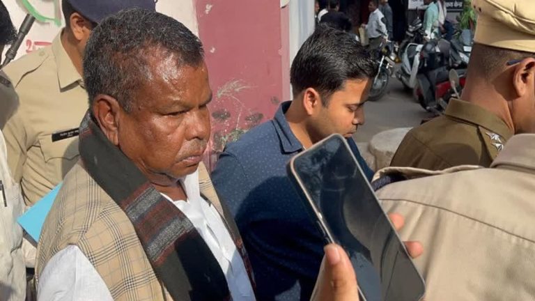 पूर्व मंत्री लखमा को कोर्ट से नहीं मिली राहत, विशेष अदालत ने 11 अप्रैल तक EOW की रिमांड पर भेजा पूर्व मंत्री लखमा को कोर्ट से नहीं मिली राहत, विशेष अदालत ने 11 अप्रैल तक EOW की रिमांड पर भेजा