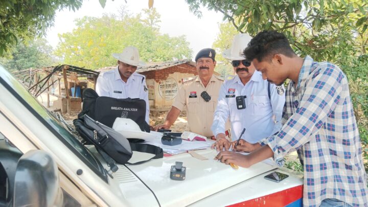 जशपुर ट्रैफिक पुलिस पहनेगी, बॉडी वार्न कैमरा, वाहन चेकिंग के दौरान समस्त गतिविधियों को किया जाएगा कैमरे में रिकार्ड,वाहन चेकिंग के दौरान पारदर्शिता लाने,SSP ने दिए, ट्रैफिक पुलिस को बॉडी वार्न कैमरा लगाने के निर्देश