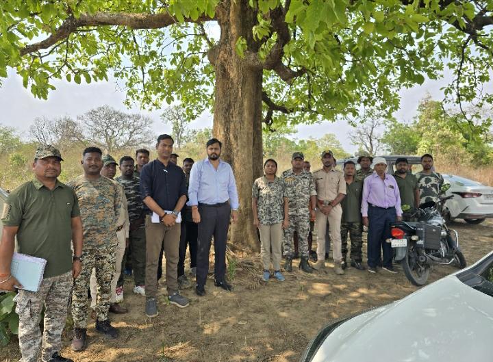 मृतक की पत्नी को वन विभाग ने तत्काल 25 हजार रुपए की सहायता राशि सौंपा गया मृतक की पत्नी को वन विभाग ने तत्काल 25 हजार रुपए की सहायता राशि सौंपा गया