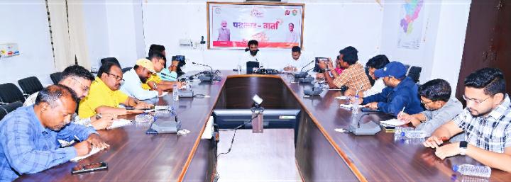 कलेक्टर श्री रोहित व्यास ने प्रेस वार्ता आयोजित कर सुशासन तिहार के संबंध में  दी जानकारी समाधान शिविरों के प्रचार प्रसार की अपील की, ताकि ज्यादा से ज्यादा लोगों को मिले लाभ
