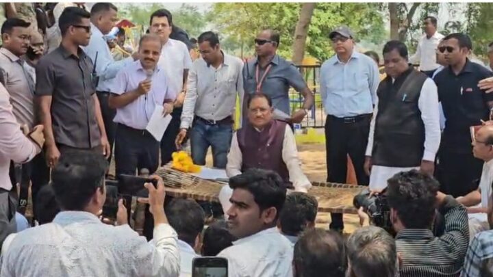 सुशासन तिहार- मुख्यमंत्री का हेलीकाप्टर अचानक उतरा बंदोरा गांव, पीपल पेड़ के नीचे मुख्यमंत्री ने लगायी चौपाल