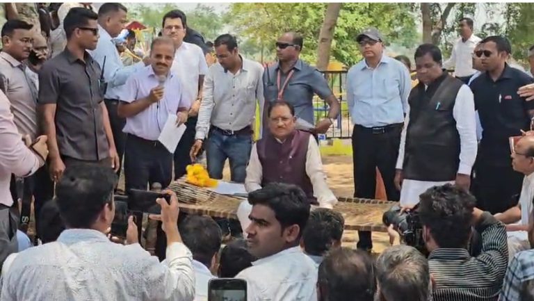 सुशासन तिहार- मुख्यमंत्री का हेलीकाप्टर अचानक उतरा बंदोरा गांव, पीपल पेड़ के नीचे मुख्यमंत्री ने लगायी चौपाल सुशासन तिहार- मुख्यमंत्री का हेलीकाप्टर अचानक उतरा बंदोरा गांव, पीपल पेड़ के नीचे मुख्यमंत्री ने लगायी चौपाल