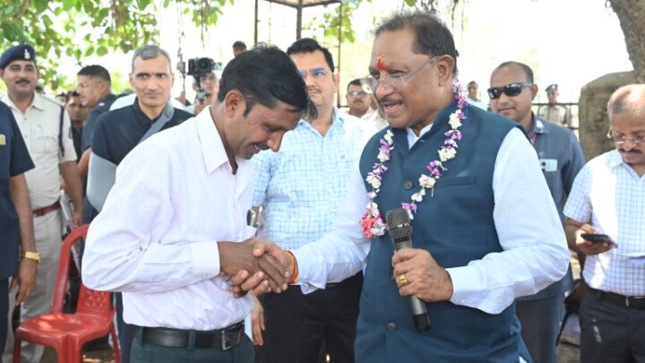 सुशासन तिहार: राम-राम जी गा मुख्यमंत्री जी ! हेलीकाप्टर की आवाज सुन सहसपुर के ग्रामीण निकले घरों से, सामने खड़े मिले मुख्यमंत्री, बरगद की छांव में ग्रामीणों से की बातचीत