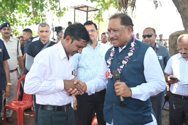 सुशासन तिहार: राम-राम जी गा मुख्यमंत्री जी ! हेलीकाप्टर की आवाज सुन सहसपुर के ग्रामीण निकले घरों से, सामने खड़े मिले मुख्यमंत्री, बरगद की छांव में ग्रामीणों से की बातचीत सुशासन तिहार: राम-राम जी गा मुख्यमंत्री जी ! हेलीकाप्टर की आवाज सुन सहसपुर के ग्रामीण निकले घरों से, सामने खड़े मिले मुख्यमंत्री, बरगद की छांव में ग्रामीणों से की बातचीत