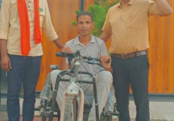 सफलता की कहानी दुर्घटना ने श्याम से छीना पैरों का बल तो सीएम कैंप कार्यालय बना सहारा मुख्यमंत्री विष्णुदेव साय को श्याम ने दिया धन्यवाद