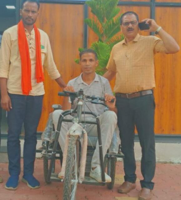 सफलता की कहानी दुर्घटना ने श्याम से छीना पैरों का बल तो सीएम कैंप कार्यालय बना सहारा मुख्यमंत्री विष्णुदेव साय को श्याम ने दिया धन्यवाद सफलता की कहानी दुर्घटना ने श्याम से छीना पैरों का बल तो सीएम कैंप कार्यालय बना सहारा मुख्यमंत्री विष्णुदेव साय को श्याम ने दिया धन्यवाद
