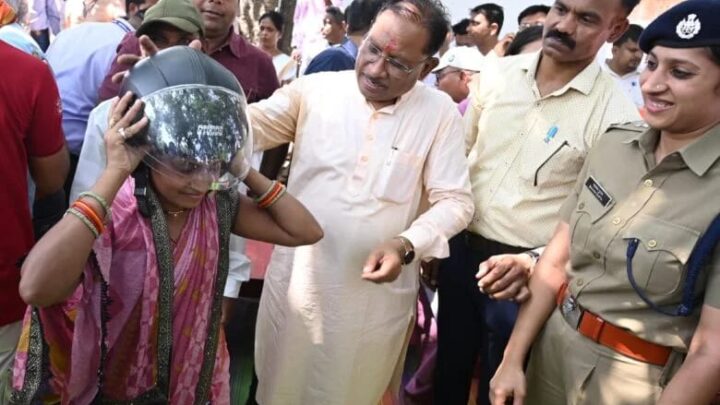 मुख्यमंत्री विष्णु देव साय ने चौपाल में अपने हाथों से दो युवाओं को पहनाया हेलमेट ‘जान है कीमती, हेलमेट जरूर लगाएं’ : मुख्यमंत्री श्री साय