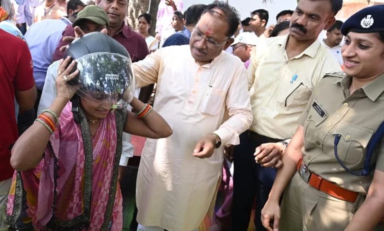 मुख्यमंत्री विष्णु देव साय ने चौपाल में अपने हाथों से दो युवाओं को पहनाया हेलमेट ‘जान है कीमती, हेलमेट जरूर लगाएं’ : मुख्यमंत्री श्री साय मुख्यमंत्री विष्णु देव साय ने चौपाल में अपने हाथों से दो युवाओं को पहनाया हेलमेट ‘जान है कीमती, हेलमेट जरूर लगाएं’ : मुख्यमंत्री श्री साय